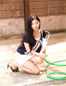避暑胜地的堕落美人妻